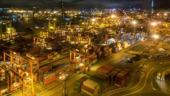 延时:鸟瞰图货船在香港青衣港装卸货物背景为香港城市夜景