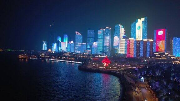 著名的夜间照明展示青岛市区海湾航拍4k中国全景图