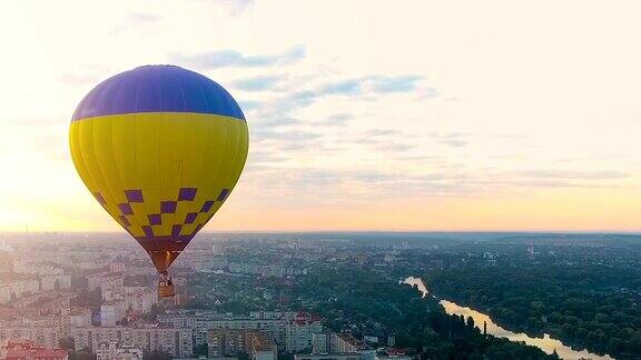 乘热气球飞向城市上空的日落度假娱乐