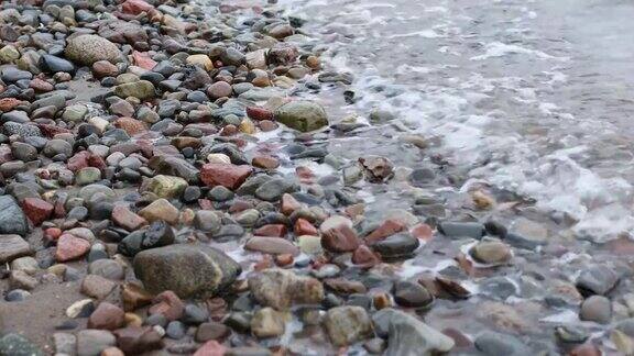 海浪冲刷着苏格兰湖滨的鹅卵石