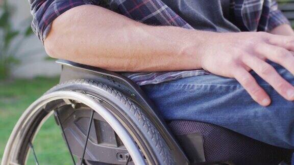 白人残疾人在街上坐轮椅的特写镜头