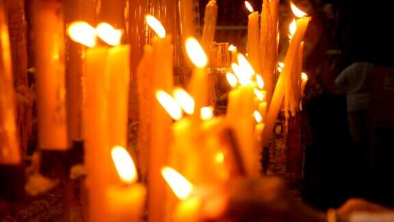 在中国的神龛里人们点燃蜡烛来祭祀
