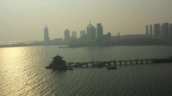 日落时分青岛市著名海滩湾宝塔码头航拍4k中国全景