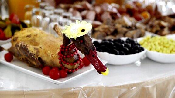 装饰鸭子在节日的桌子上用红珠子装饰节日餐桌的装饰新年的一天