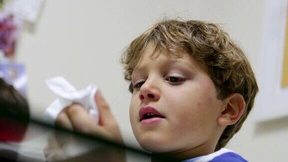 孩子用手帕擤鼻子英俊的小男孩感冒痊愈了4千块