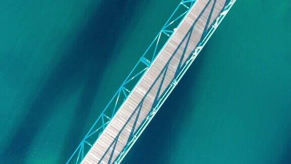 鸟瞰绿松石湖上的白色桥