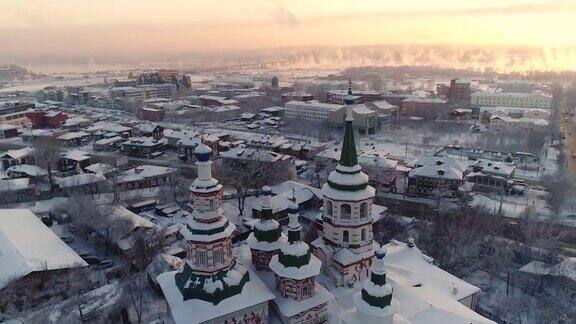 伊尔库茨克的圣十字教堂空中无人机飞行旅游宾馆和饭店冬天这个俄罗斯城市被冰雪覆盖