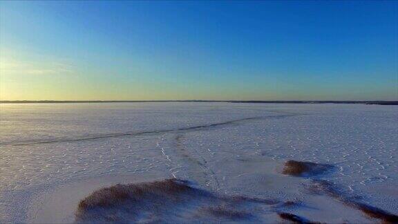 无人机飞过冰雪覆盖的湖面