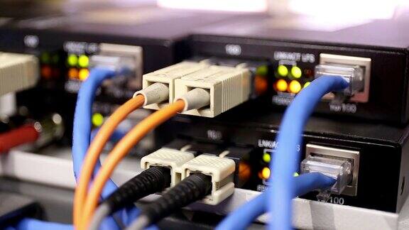 详细信息从加载和工作的网络交换机与光纤介质转换器