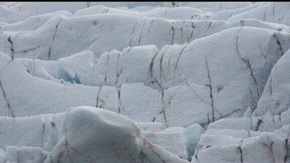 冬季冰川表面龟裂