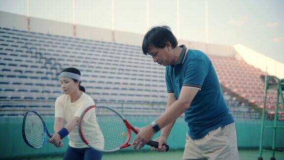 高年级朋友团体以打网球为爱好