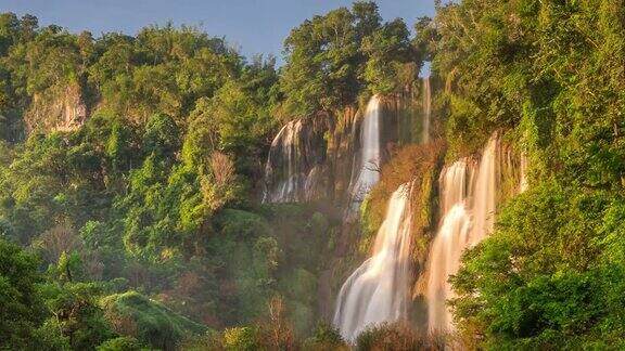 恩屏野生动物保护区的天罗洲瀑布的延时拍摄TeeLoSu被认为是泰国西北部最大和最高的瀑布
