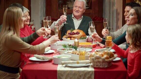一家人在圣诞餐桌上敬酒