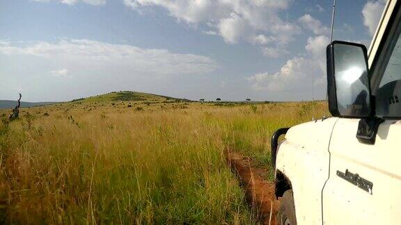 在肯尼亚的一条土路上开车