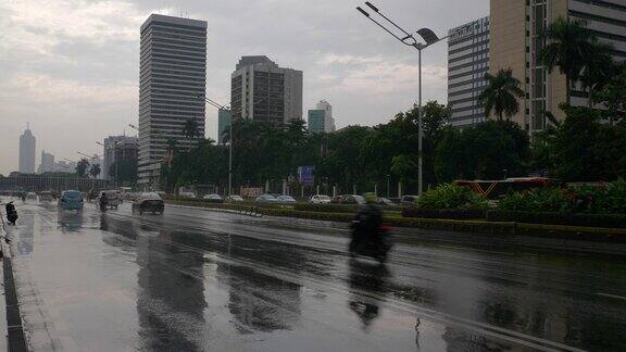 下雨天雅加达市区交通街道慢镜头全景4k印尼