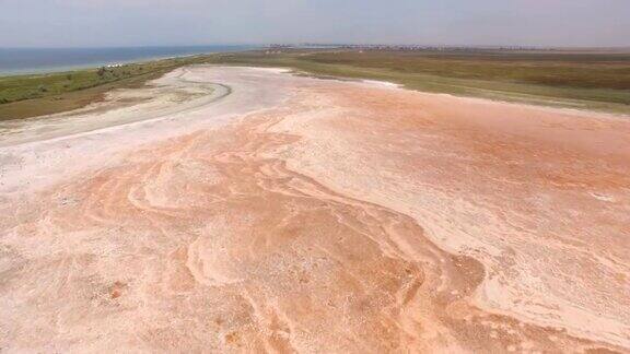 航拍:红色盐湖的未来主义景观