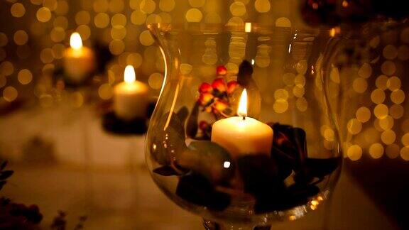 新婚之夜餐桌上装饰的蜡烛