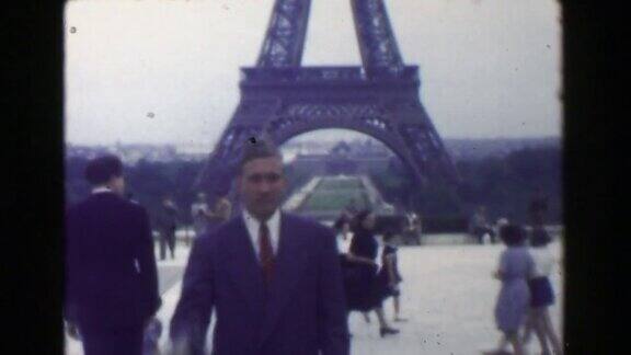 1949年埃菲尔铁塔观光客想在历史纪念地拍照