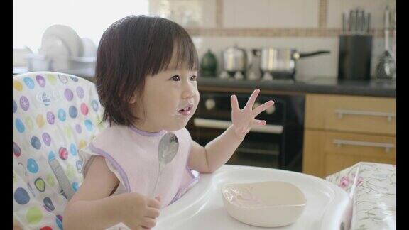 小女孩吃酸奶