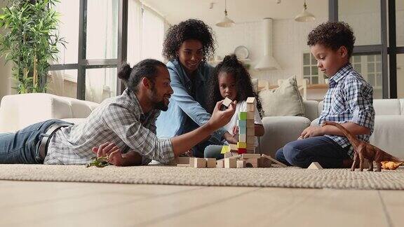 非洲夫妇花时间和小孩子玩木方块