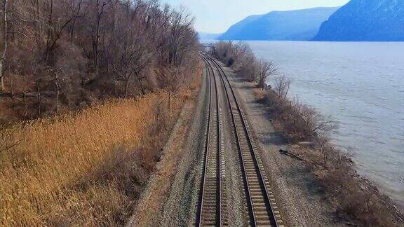 航拍河岸边的铁路轨道
