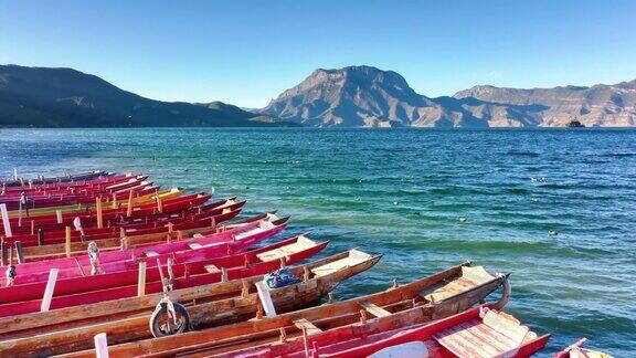 泸沽湖的码头上满是独木舟