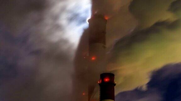 在一个寒冷的月夜燃气热电厂在大气中释放蒸汽