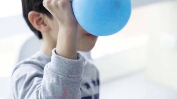 小男孩吹气球