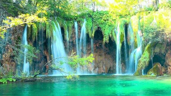 克罗地亚Plitvice湖国家公园的森林瀑布