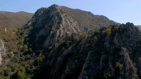 无人机拍摄的马其顿马特卡峡谷的悬崖