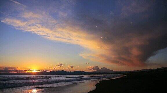 日落在海上和日本富士山