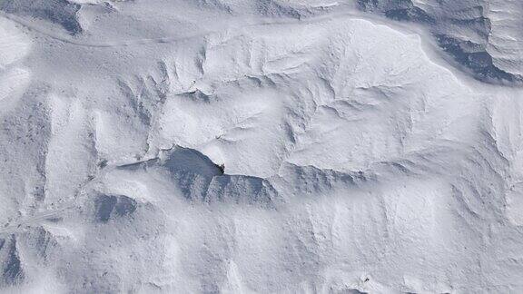 无人机拍摄美丽的科罗拉多沙漠冬季艾莉儿降雪丘陵和山脉极端天气条件视频系列
