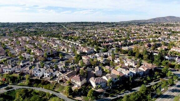 中上阶层社区的鸟瞰图与相同的住宅分区房屋