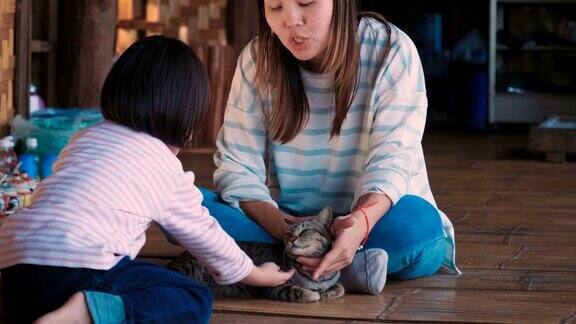 妈妈和她的女儿玩小猫