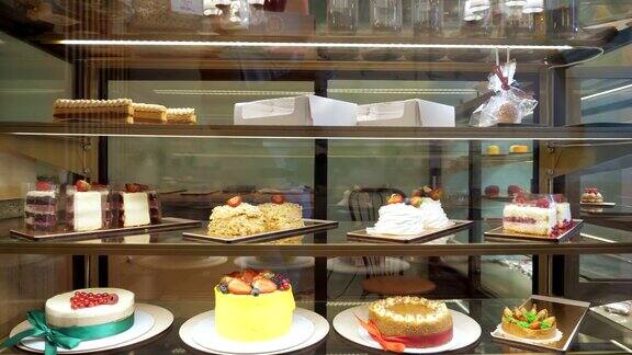 玻璃架子上有蛋糕和糕点的面包房玻璃橱窗
