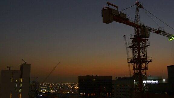 夜间albarsha屋顶建筑起重机日落全景4k阿拉伯联合酋长国