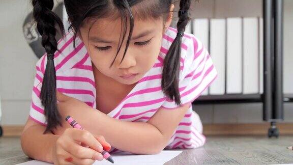 一个学写字的小女孩喜欢用铅笔的小女孩孩子生命中的一天教育的主题