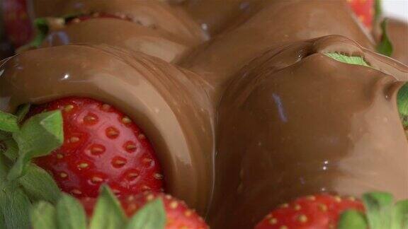将新鲜草莓倒在液态巧克力上