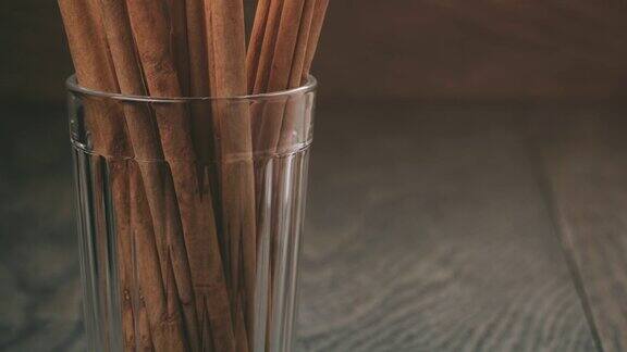 真正的肉桂棒放在玻璃杯里放在木桌上