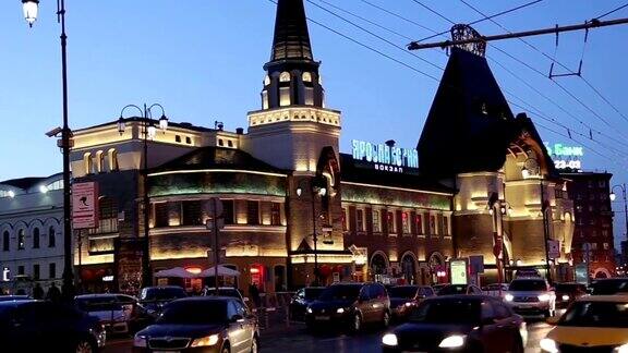 雅罗斯拉夫斯基火车站大楼和夜间交通莫斯科俄罗斯-是莫斯科九个主要火车站之一坐落在共青团广场