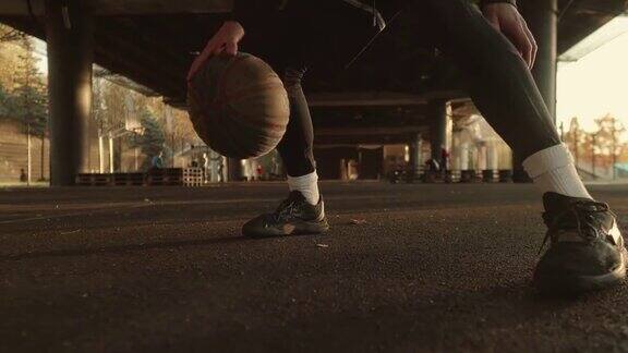 篮球运动员有一个球在街头球场的背景
