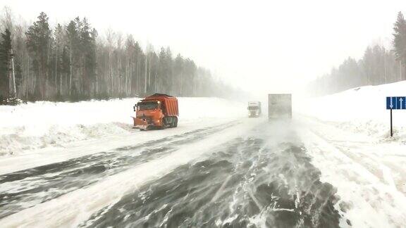 汽车行驶在积雪覆盖的公路上
