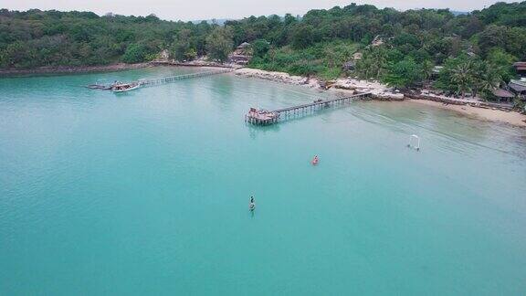 美丽的KohKood岛在热带海域和游客玩水上活动在夏天观光船