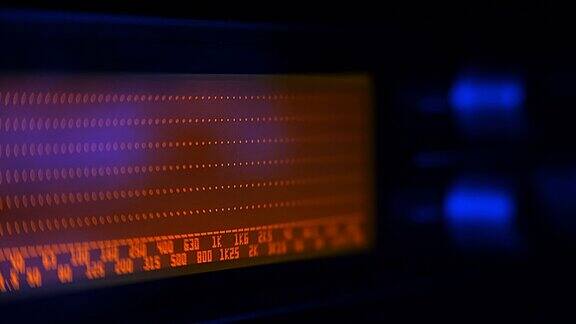 专业音乐会均衡器的显示器上有一个黄色的频谱分析仪