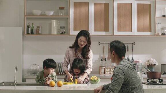 年轻的亚洲家庭在家里享受美好时光
