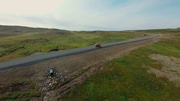 鸟瞰货车行驶在冰岛的道路上