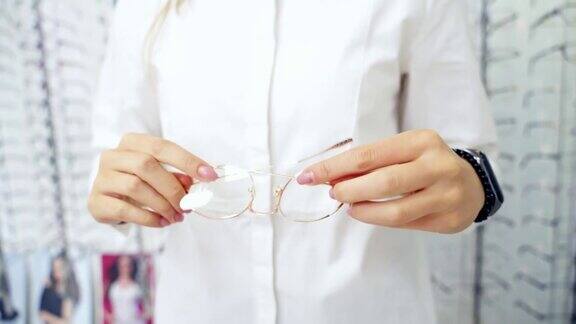 在商店选购眼镜的女人近距离的女人拿眼镜在光学商店