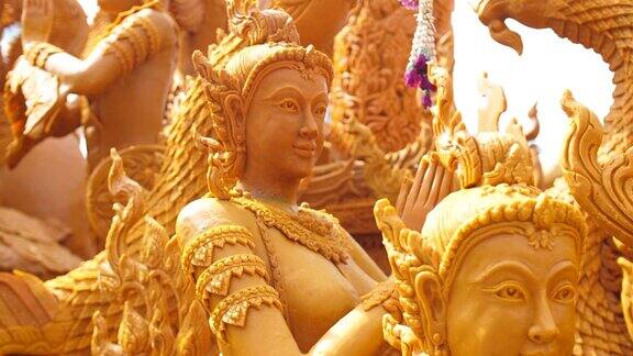 特写:泰国传统节日佛节游行上的半鸟半人蜡烛工艺