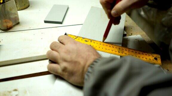 木匠是在工作台上用电动工具工作的工匠