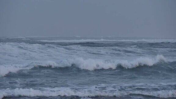 在暴风雨天气下波涛汹涌的大海会掀起巨浪